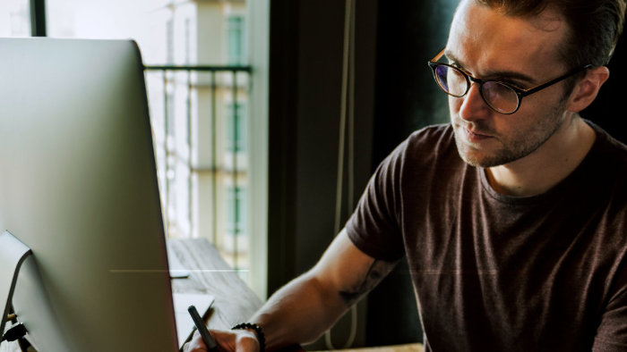 Mężczyzna instalujący aplikację WooCommerce