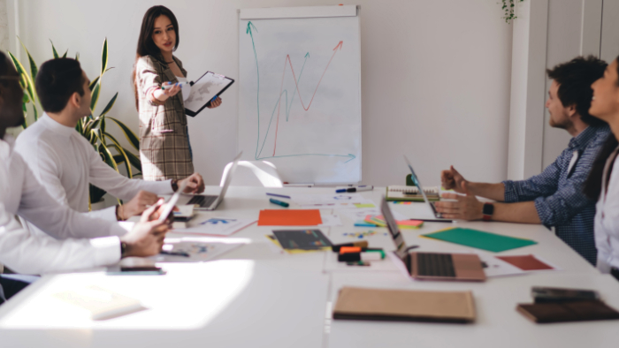 Zespół software house omawiający projekt