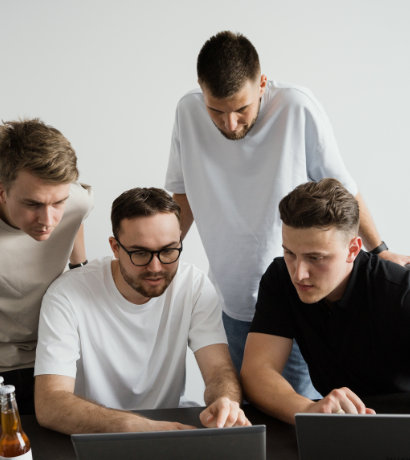 Zespół Sopchy Software House pracujący nad wsparciem technicznym sklepu